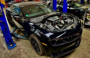 Schwarzer Chevrolet Camaro auf der Hebebühne in der Dyno-Center Werkstatt in Langenfeld