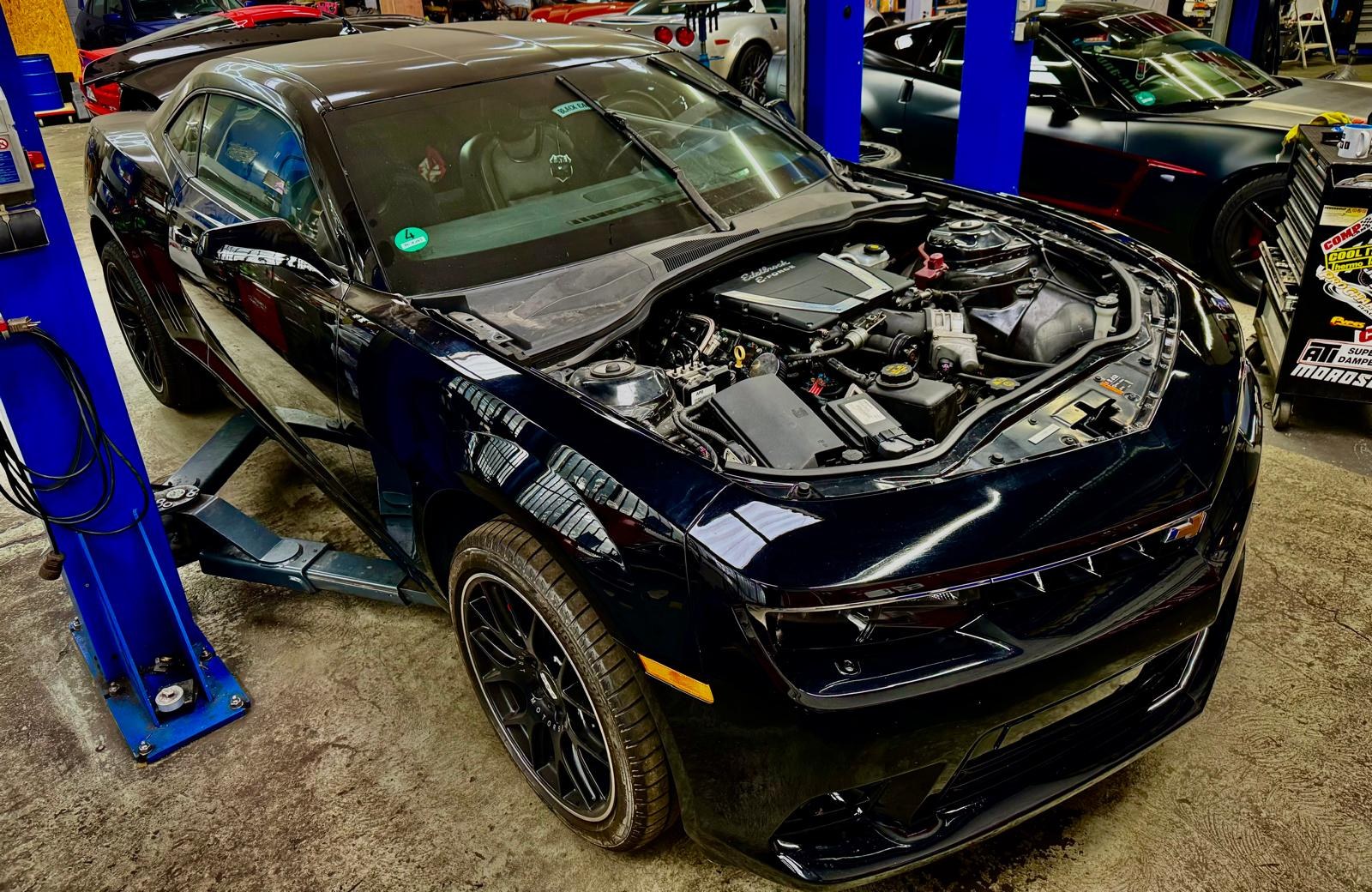 Chevrolet Camaro mit geöffneter Motorhaube auf der Hebebühne in der Dyno-Center Werkstatt in Langenfeld