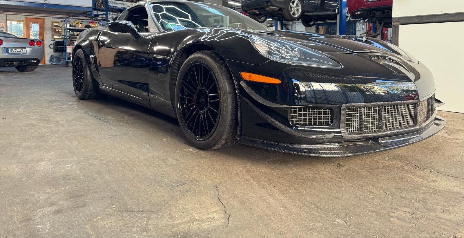 Corvette C6 Z06 auf der Hebebühne in der Dyno-Center Werkstatt in Langenfeld